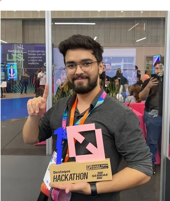 Allan Wariss segurando o troféu do hackathon Siará Tech Summit 2024